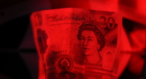 英国央行暂停加息叠加经济前景黯淡，双重利空将英镑“推至”新低！