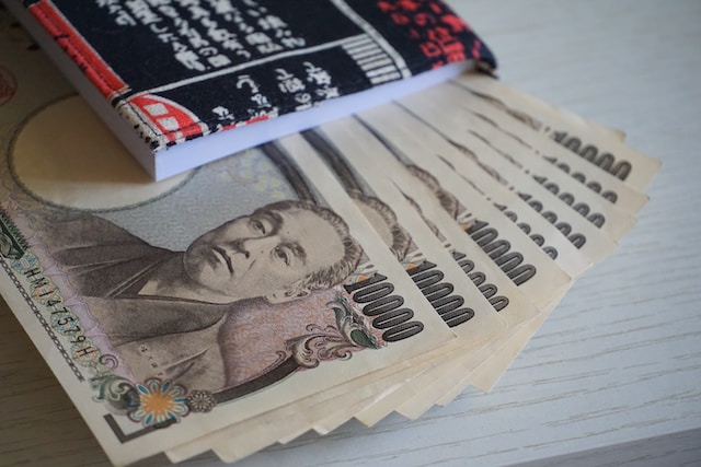 美国、日本央行上演“鹰鸽大战”！日元贬值难以逆转的关键原因是……